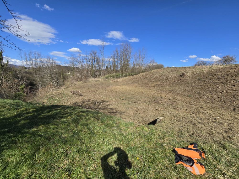 Talus fraîchement débroussaillé sous un ciel bleu